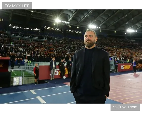 特写:德罗西场边激情指挥,罗马扳平比分后与替补席疯狂庆祝 特写:德罗西场边激情指挥,罗马扳平比分后与替补席疯狂庆祝